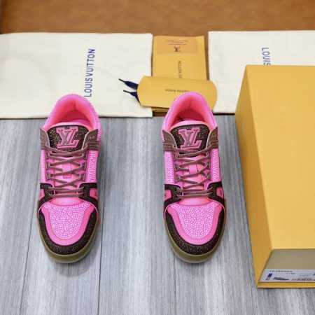 出厂价： 顶级原单 Louis Vuitton 路易威登 -高端品质 原单 -鞋面：反绒小牛皮、纯手工镶钻工艺、鞋身品牌塑胶logo模块 -内里：帆布布匹 -大 - 点击图像关闭