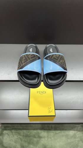Fendi芬迪拖鞋 男鞋高端品牌 官网1:1最新力作 原版开模定制 面料釆用进口原版材料制作 升级版大底 更轻便 防滑 市场顶级品质 简单不失品味 潮人必备 时