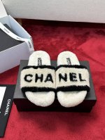 厂价 CHANE*｜小香24K早秋新品字母交叉毛拖 小香的鞋子从来不叫人失望，最懂女人心，这双毛毛拖着实有点惊艳，好看的时髦，脚感柔软舒适，满满的少女心，必入款
