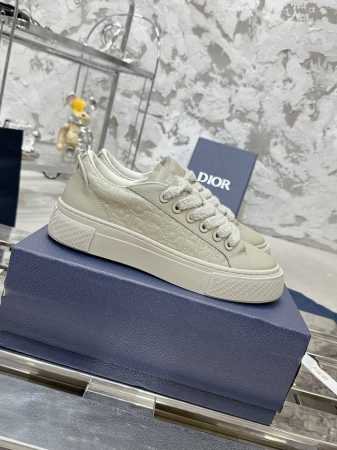 顶级版本 Dior 迪奥B33系列 情侣款休闲板鞋 原版购入开发做货 采用迪奥灰牛皮革精心制作，侧面饰以同色调 CD Diamond 图案帆布镶片。 CD Ic - 点击图像关闭