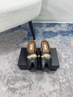 橙子出厂价p Alaia 2025春夏新款 金属扣方头鱼嘴粗跟拖鞋 复古法式凉拖 包头半拖 上脚舒适度拉满 好看好穿又轻便 随意搭配 筒约又高级 大胆前卫的设计