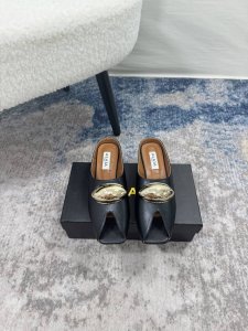 橙子出厂价p Alaia 2025春夏新款 金属扣方头鱼嘴粗跟拖鞋 复古法式凉拖 包头半拖 上脚舒适度拉满 好看好穿又轻便 随意搭配 筒约又高级 大胆前卫的设计