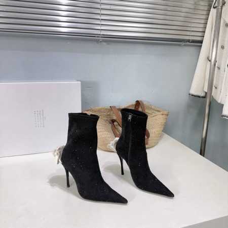 高品质出厂 ！小众潮牌Magda Butr25春夏走秀系列后跟花朵绒面烫钻高跟尖头短靴！作为品牌创始人以她独特的方式重新定义了女性特质。她将过去与未来、极简主义 - 点击图像关闭