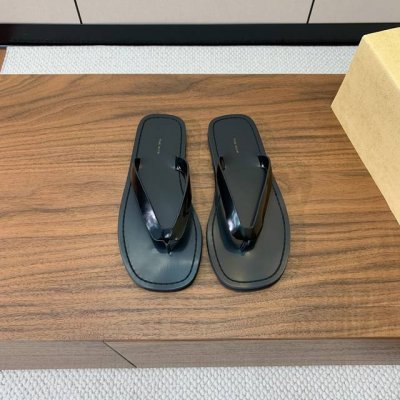 The Row 人字拖 这款宽带子人字拖风格简约 适用于各种场合 无论追求时尚潮流 还是注重舒适品质 这款人字拖都会是您的不二选择 百搭舒适又轻便 鞋面进口小牛