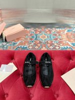miumiu缪缪春夏最新走秀款玛丽珍休闲鞋 运动小白鞋 国内外博主刷爆的一款，小红书种草系列，复古又时髦上脚美炸了 简约的运动板鞋设计，极具辨识度的鞋舌，打造佛