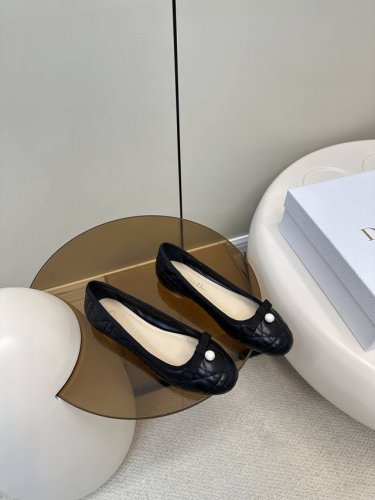 顶级原单 配飞机盒 dior 迪奥 新品芭蕾舞鞋Cd珍珠扣平底鞋 单鞋 新品珍珠菱格纹芭蕾舞 芭蕾鞋经典的迪奥藤格纹元素 罗纹蝴蝶结上加了Cd细节的珍珠设计精致