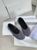 上新The Row 2024万年升级小众极简橡筋细带平底柔软真皮芭蕾舞鞋 小圆头单鞋 The row高端芭蕾舞鞋，很好地展现了品牌在极简设计上的功力，线条干净利