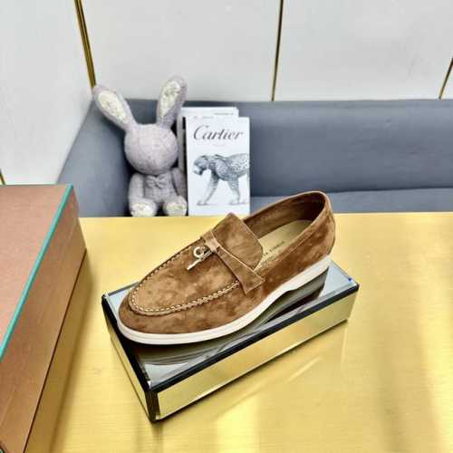 LP诺悠翩雅 Loro Piana 拖鞋 LP Summer Charms Slipper 拖鞋，这款绒面羊皮革拖鞋配有Loro Piana My Charms