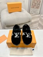 LV家最新走秀款毛拖，火爆推出很时尚的一款设计独具一格，局部品牌Logo点缀，低调又凸显品牌魅力，此款适合很多人群，上脚舒适、显瘦，在色彩搭配方面也很高大上 鞋