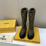 出厂价 顶级品质 FENDI芬迪 秋冬走秀款马丁靴，头层牛皮面料搭配F家经典老花、牛皮位全油边、后包高周波压印有皮里真羊毛里可选、机车造型时尚前卫，上脚非常舒适