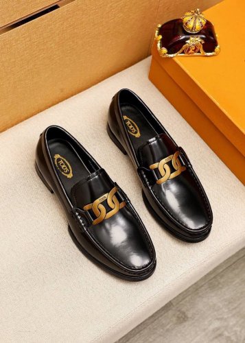 商品商标：Tods 托德斯 休闲皮鞋 正码码数: 39-44 38.45订制 商品材料：精选 头层开边珠牛皮鞋面+奢华五金扣，进口牛皮内里。强烈立体视觉效果，橡