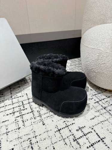 男+20 #情侣款 Balenciaga巴黎世家 24 秋冬 阿拉斯加 情侣雪地靴 短靴 洛杉矶大秀之后引来一波新的高潮 简直太炸了 众多明星纷纷种草 ，说是雪