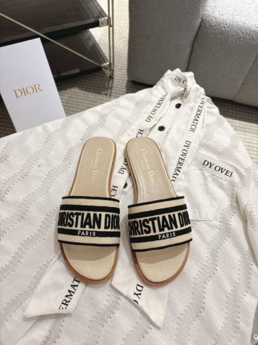 25Ss春夏新款Dior D-Lane 凉拖一字拖鞋 这款 D-Lane 凉拖彰显经典风格 黑色牛皮革鞋面 展示电绣图案 饰以编制垫脚 Christian Di