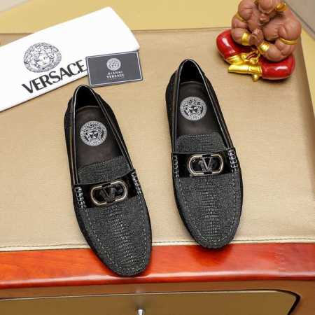 工厂价 Versaec 范思哲 新款男士休闲套脚鞋香港专柜同步，品牌专属扣饰，奢华生动色彩更为鲜艳绚丽，完美体现立体感材质：顶级意大利进口牛皮，极为亲肤舒适，触 - 点击图像关闭