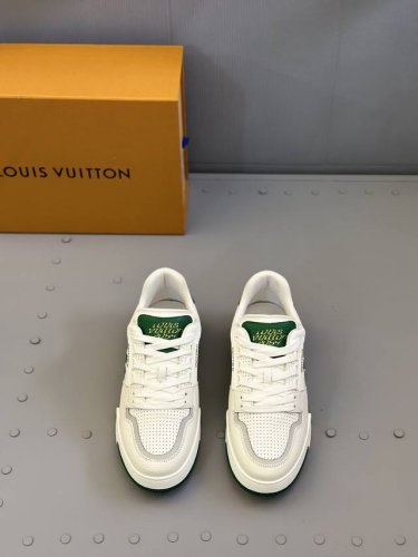 驴家 新配色 男士Trainer运动鞋，本款 Lv Trainer 运动鞋取材柔软粒面小牛皮，呈现纯净色调，后部#54标识追溯品牌诞生于1854年，设计师手写体