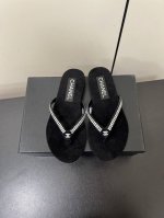 Chanel香奈儿人字拖夹脚凉鞋 Chanel2025香奈儿早春最新爆款！夏季夹脚拖鞋、百搭显脚瘦气质款，颜值爆棚的一款拖鞋，任意搭配都很绝！懒人拖鞋值得推荐！