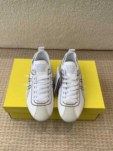 鬼塚虎Onitsuka Tiger SCLAW以经典重塑未来，SCLAW系列延续了Onitsuka Tiger的标志性设计语言，同时注入现代潮流元素。鞋身线条流