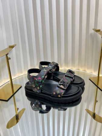 Lv 路易威登 春夏新品 最新走秀款厚底凉鞋 香港原版购入一比一开模 今年的款式比去年增加了新原素 显得更为大牌 皮面 老花料 丹宁布印花 内里垫脚全羊皮 原版 - 点击图像关闭