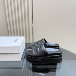 厂价 Celine｜赛琳25ss春夏新品懒人拖鞋 Go 材质： 面料采用进口胎牛皮内里是是牛皮原版牛筋大底真皮沿条原版开模五金扣码数: 35-39 40 41