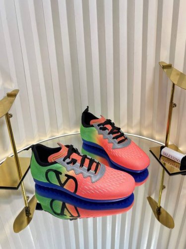 顶级版本: 女款 valentino 2025华伦天奴最新春季运动鞋 渐变色一体鞋面 Runboot运动轻盈舒适 蓝球鞋 跑步鞋 时尚运动鞋集于一体的多功能设计