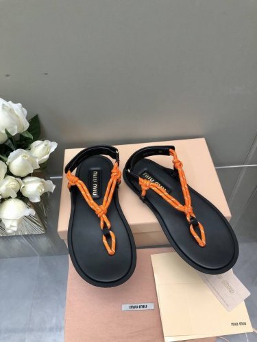 2025- Miumiu*缪缪 25春夏大热走秀款 走秀款出现在各大时装杂志封面 各路明星、小红书博主着用～全新复古上脚尤为惊艳到你的一款闭眼入都是不会后悔 搭