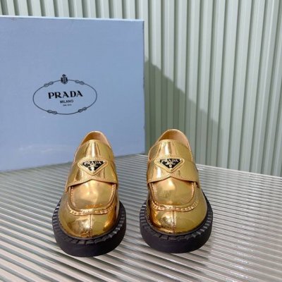 PRADA 普拉达三角牌复古乐福鞋 这款鞋面搭配三角牌金属扣，中和了整个鞋子的气质，完全不会特别正式或者老气，有点俏皮感觉但完全不会甜腻 质感非常的好 鞋面：进