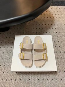 prad* 绗缝皮质凉拖鞋 经典设计，永不过时。选鞋子注重美观的同时，舒适是最重要的，这款鞋子平底设计，防滑耐磨，春日出行百搭时尚，百搭炫酷，多巴胺夏天必备色