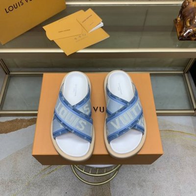 高品质LV专柜同步新款 牌奢品男士拖鞋，休闲宽松舒适型。头层牛皮压花纹上图片必爆款。码数36–46。大量现货