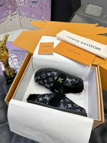 工厂价： 情侣款毛拖 Lv专柜新款毛拖 百分百真皮真羊毛 半拖winterbreak comfert 平底拖鞋 LV 字母和Monogram 花卉点缀图案的皮面