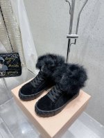 毛里出厂 缪缪miumiu2024Ss新款火爆款高帮毛毛鞋 小白鞋雪地靴棉鞋 今年主推款 简约高级 随意搭配 上脚非常舒适，年度必入款！ 鞋面：原版高丝光牛反绒