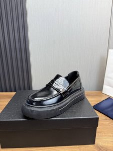 工厂p价 普拉达.男士商务休闲皮鞋全部采用进口原版品牌皮料，只为打造更为舒适的穿着体验，鞋面：原版牛皮进口羊皮里，原版防滑耐磨橡胶大底-45 45不退换