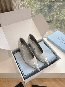 G887所见即所得代购级prada普拉达2025最新春夏新款玛丽珍单鞋复古时髦前卫厚底鞋底搭配橡胶鞋面，让整双鞋轻便舒适 鲜艳色彩 满足不同风格时髦人士的多种选