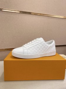 工厂P价 全牛皮内里.配备全套包装 L V顶级代购路家尖端爆款男士运动板鞋 专柜同步 鞋面意大利进口顶级头层牛皮面料，进口水染牛皮内里 牛皮垫脚 鞋底：原厂特供