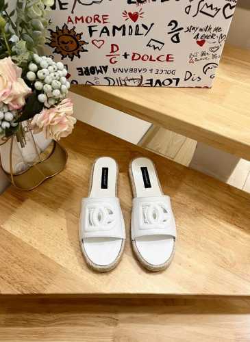 dolce&Gabbnna杜嘉.班纳D&G麻底拖鞋渔夫鞋Dg的风格真是越来越时尚了，超美的镂空设计，让人一眼就爱上它清凉一夏感觉鞋面是进口纯羊皮，非常精美内里绵