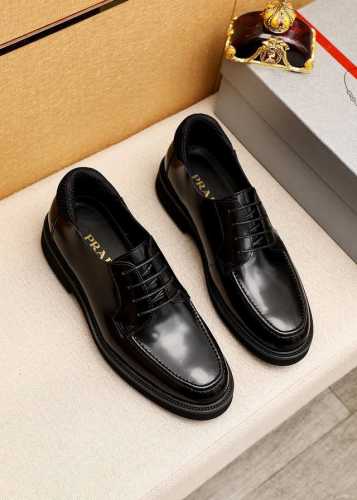 商品商标：Prada 普拉达 休闲皮鞋 正码码数: 39-44 38.45.46订制 商品材料：精选 进口头层开边珠牛皮鞋面，进口水染牛皮内里。强烈立体视觉效果