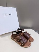 Celine思琳经典春最新爆款沙滩凉鞋夏天搭配袜子，简直绝绝子 复古的点上带上了满分时髦感颜值原版购入开发，依旧最高输出还原原版定制复古感 面料:牛皮压印工艺油