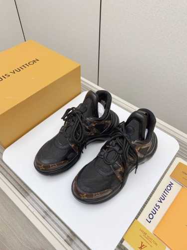 出厂 高版本 2024Ss Lv Archlight 驴牌五金休闲运动老爹鞋后增跟高约5.5Cm 大底最高度厚约8Cm 多色入选！ 面料:环保tpu和进口牛拼皮