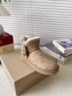 UGG P: 女款Size：35-40 UGG短筒雪地靴 鞋面皮毛一体羊毛 大底 对原版防滑大底 .毛线麻花侧扣雪地靴 看多了经典款 需要一些点缀 今年特别爱毛
