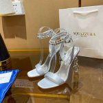 Aquazzura 新款凉鞋 面料采用原版定制真丝制成，饰有闪闪发光的施华洛奇水钻，并配有水晶镶嵌的鞋跟。适合派对的设计适用各种套裙，连衣裙晚礼服，夜场各种款式