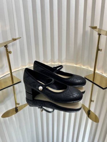 迪奥 Dior 2025春夏高定系列新款 Ballet 标志性电绣藤格纹低跟芭蕾舞女鞋 Cd字母Logo珍珠扣粗跟蝴蝶结凉鞋 材质 进口金属羊皮 环保藤格纹粗花
