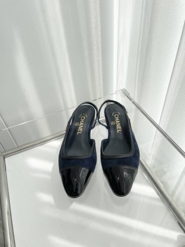 小香2024夏季新品 ～～～小香新款凉鞋！同原版1：1复制！非市场普通版本。 面料：漆皮or麂皮 内里：羊皮 跟高：1.5cm 大底：意大利皮底 码数：35-3
