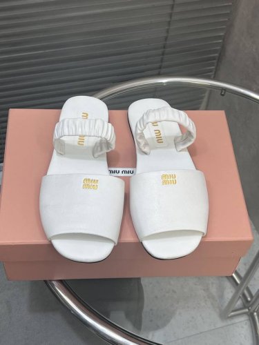 出厂 Miu Miu 缪缪米兰走秀款春夏最新拖鞋 “邋遢”来自Miu Miu系列的细节特写“邋遢”，就是随性而为的时髦态度,洗涤、磨损、与皮革的印记，夸张地表达