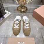 出厂 Miu Mi* 25Ss早春新款德训包头拖鞋 官网同步高版本！原版牛皮面料搭配精致芽边，每一寸皮质都透着低调的奢华感，穿上就是 不刻意的高级 。 可调节绑