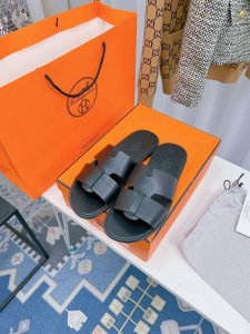 hermes 23Ss顶级原单品质男拖系列； 香港购入正版，调试了三个月才出货爱马仕H家男拖鞋别看简单，实在不好做，没有原版，根本就不可能做出完美的复刻。也正因