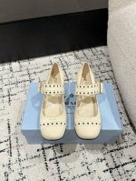 顶级版本Prada 普拉达经典圆头玛丽珍单鞋蛮复古暗黑系的一款玛丽珍颜值和舒适度这块都把我吃的死死的！可盐可甜的娃娃头设计 透着满满的少女感 复古俏皮又不失大气