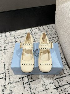 顶级版本Prada 普拉达经典圆头玛丽珍单鞋蛮复古暗黑系的一款玛丽珍颜值和舒适度这块都把我吃的死死的！可盐可甜的娃娃头设计 透着满满的少女感 复古俏皮又不失大气