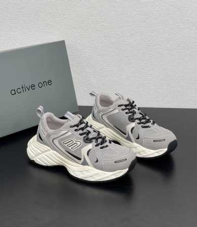 轻巧灵动 活力新星 张天爱代言霍根时尚运动品牌Active One老爹鞋闪亮登场！在时尚的长河中，总有一抹色彩，让人难以忘怀，这款老爹鞋便是你个性的宣言拼色鞋带 - 点击图像关闭