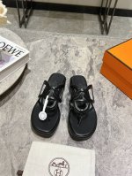 Herme*爱马仕24新品爆款坡跟猪鼻子夹趾拖凉鞋 简约耐看有气质 轻松驾驭 出行自由 Nappa皮革厚底凉拖 饰有经典超大图案 牛皮鞋面 羊皮里 水台高4.5