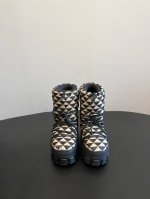 Prad* 普拉达女士徽标尼龙华达呢雪地派对金属标齿轮厚底收缩系带羽绒雪地靴女 有轻奢的内蕴品质，颜色明柔和大气，自带温暖的腔调，材穿着舒服，爱不释手 高颜值高