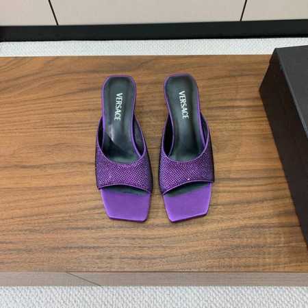 versace 金属跟拖鞋。很浓郁的意式风格。鞋面真丝烫钻，羊皮内里及垫脚。真皮大底。码数：35-41 40、41定制不退换 批： - 点击图像关闭
